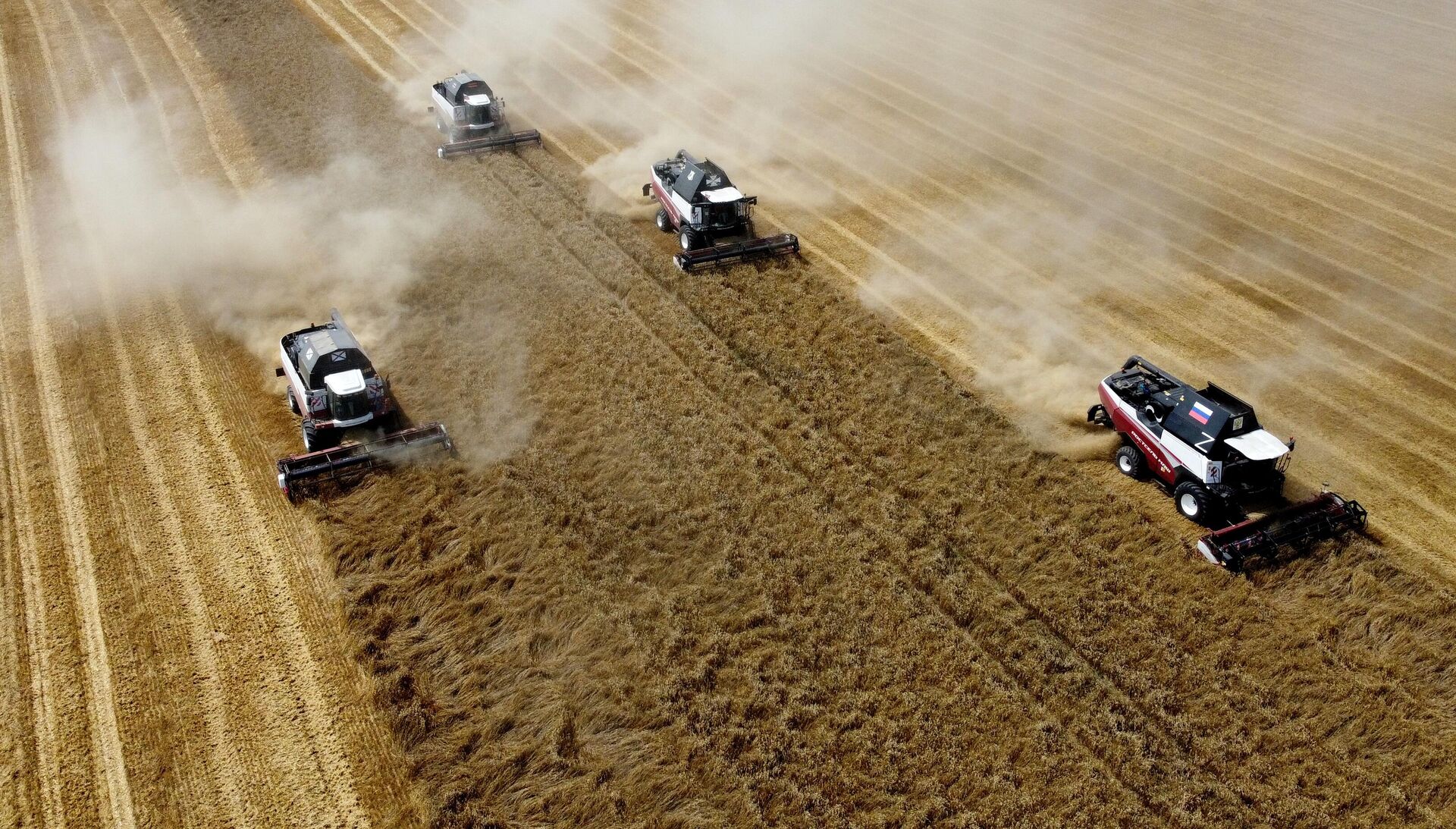Combine harvesters from the Rostselmash enterprise are harvesting wheat at the Demetra peasant farm in the village of Bolshaya Neklinovka in the Rostov Region. Combine harvesters from the Rostselmash enterprise are harvesting wheat at the Demetra peasant farm in the village of Bolshaya Neklinovka in the Rostov Region. - Sputnik Africa, 1920, 07.05.2025