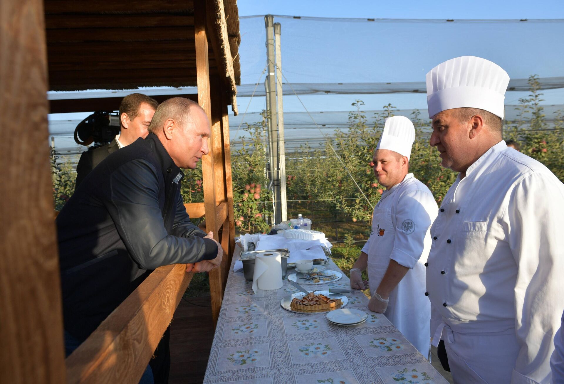 Russian President Vladimir Putin and Russian Prime Minister Dmitry Medvedev during a visit to the agricultural enterprise Rassvet in Stavropol Krai. Russian President Vladimir Putin and Russian Prime Minister Dmitry Medvedev during a visit to the agricultural enterprise Rassvet in Stavropol Krai. - Sputnik Africa, 1920, 07.05.2025