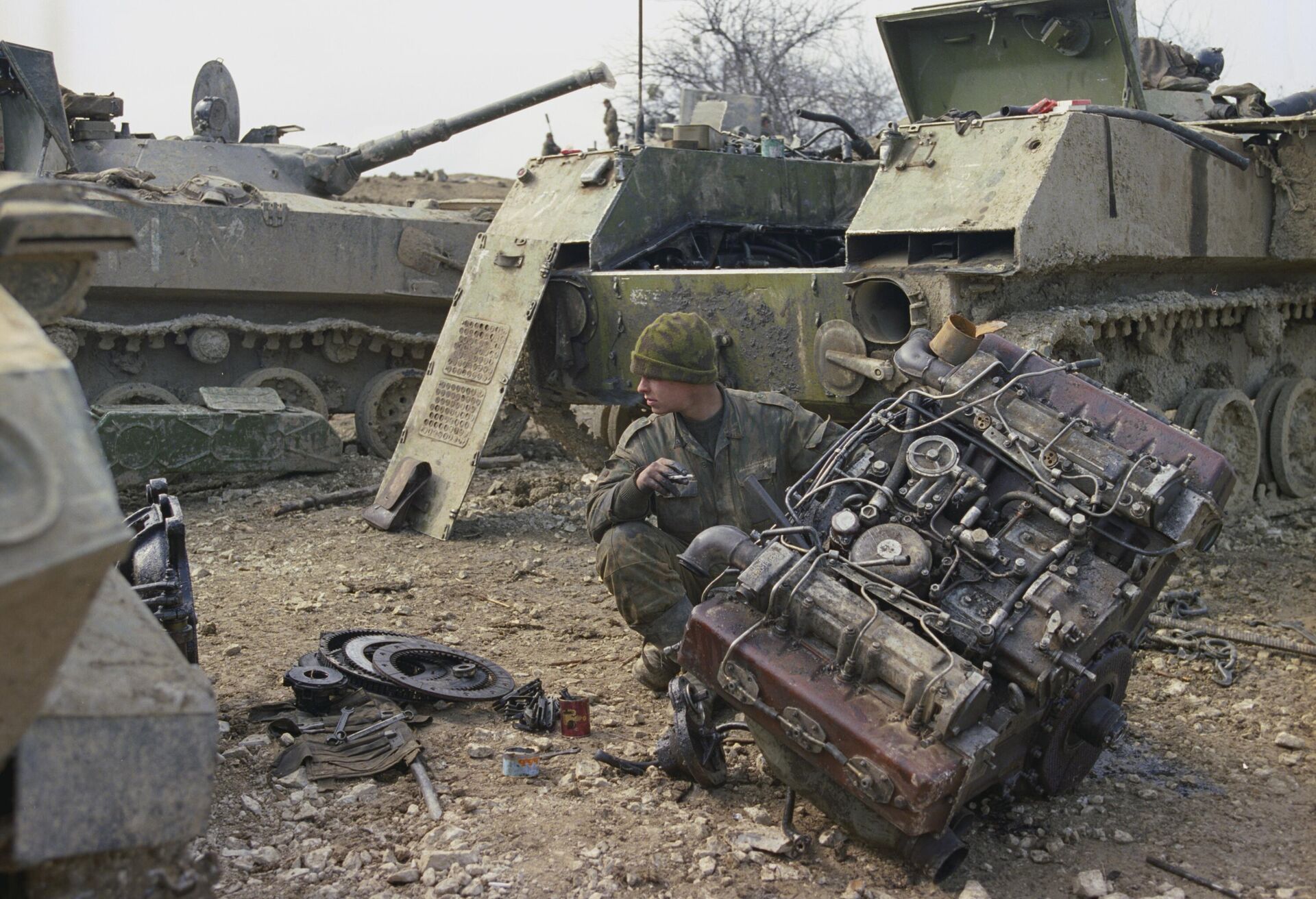 Russian serviceman repairs military equipment (2000) Russian serviceman repairs military equipment (2000) - Sputnik Africa, 1920, 07.05.2025