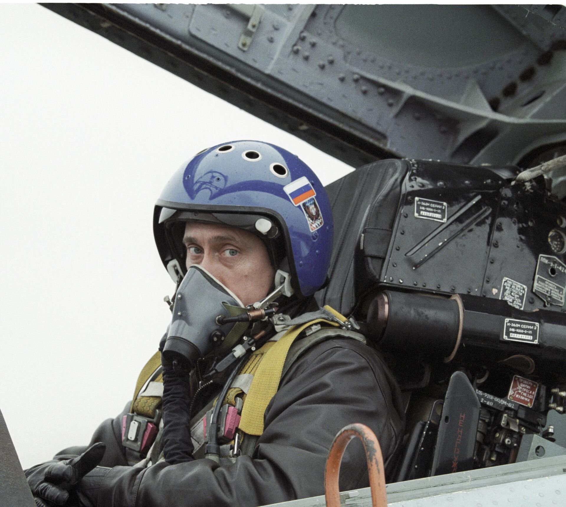 Then acting President of the Russian Federation Vladimir Putin in the cockpit of a Su-27 interceptor fighter after a flight from Krasnodar to Chechnya to present awards to Russian paratroopers. Then acting President of the Russian Federation Vladimir Putin in the cockpit of a Su-27 interceptor fighter after a flight from Krasnodar to Chechnya to present awards to Russian paratroopers. - Sputnik Africa, 1920, 07.05.2025