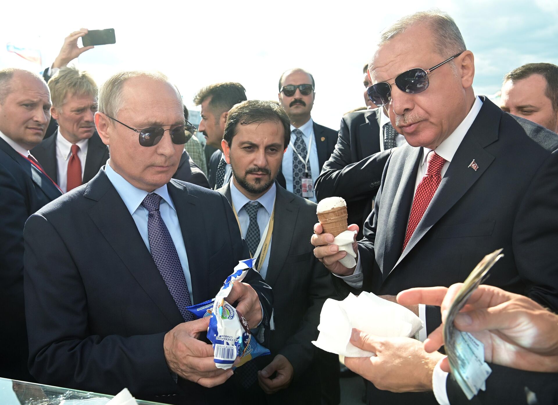 Le Président russe Vladimir Poutine et le Président turc Recep Tayyip Erdogan achètent des glaces - Sputnik Afrique, 1920, 07.05.2025