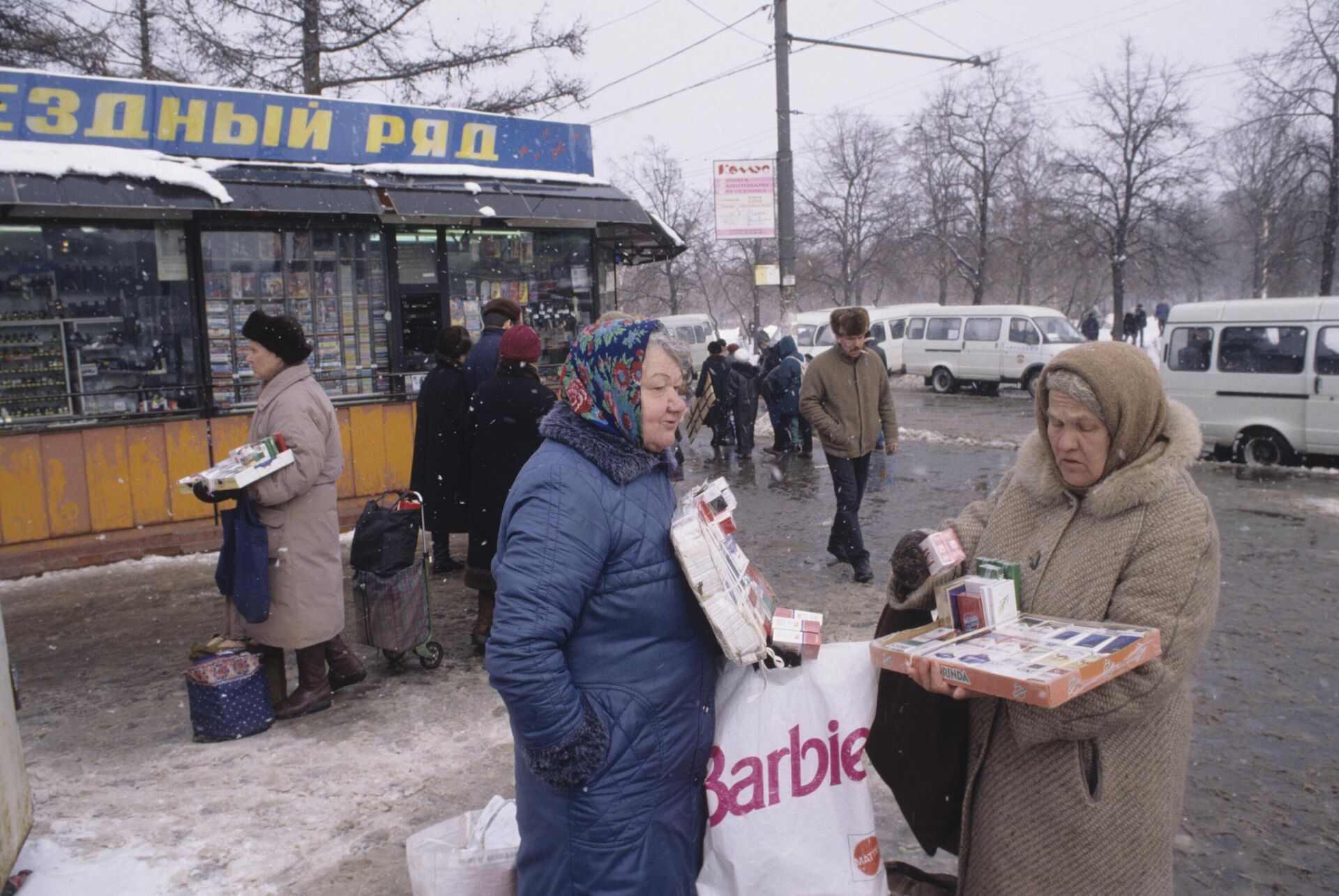 Vente ambulante de tabac dans les rues de Moscou, 1997 - Sputnik Afrique, 1920, 07.05.2025