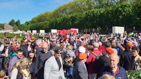 Victory Day in Berlin Marked With Flowers & War Songs at Soviet War Memorial Treptow - Sputnik Africa
