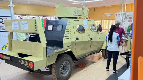 Des pick-up transformés en véhicules blindés légers par des ingénieurs burkinabè - Sputnik Afrique