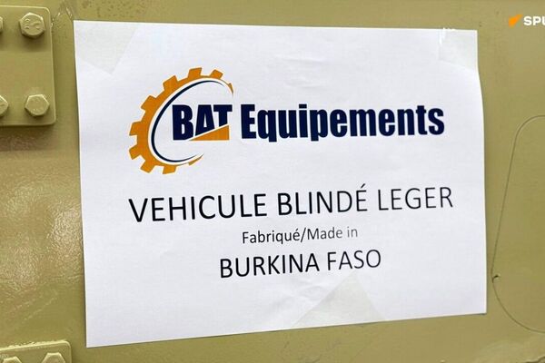 Des pick-up transformés en véhicules blindés légers par des ingénieurs burkinabè Des pick-up transformés en véhicules blindés légers par des ingénieurs burkinabè - Sputnik Afrique
