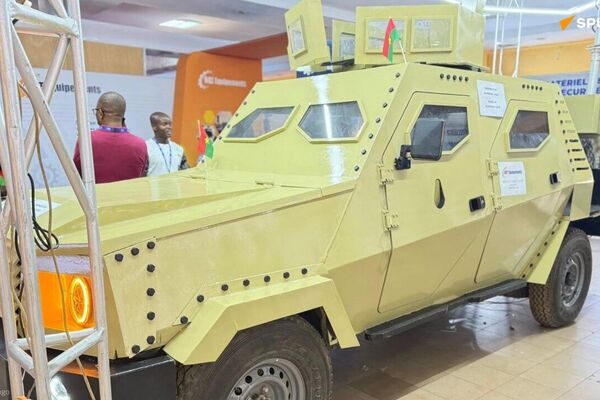 Des pick-up transformés en véhicules blindés légers par des ingénieurs burkinabè Des pick-up transformés en véhicules blindés légers par des ingénieurs burkinabè - Sputnik Afrique
