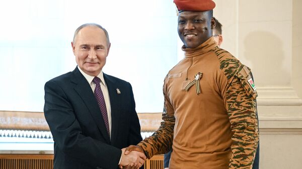 Poutine s'entretient avec son homologue burkinabè Ibrahim Traoré à Moscou - Sputnik Afrique