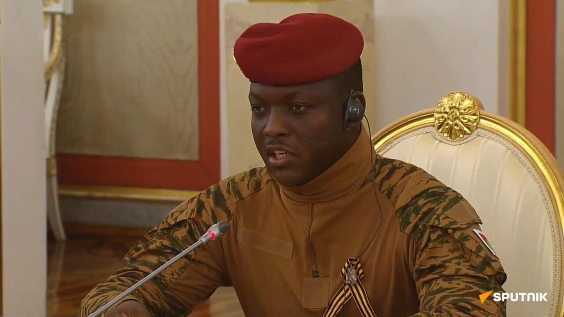 President of Burkina Faso Gives Putin Military salute, Calling Him 'Comrade President' in Russian President of Burkina Faso Gives Putin Military salute, Calling Him 'Comrade President' in Russian - Sputnik Africa, 1920, 10.05.2025
