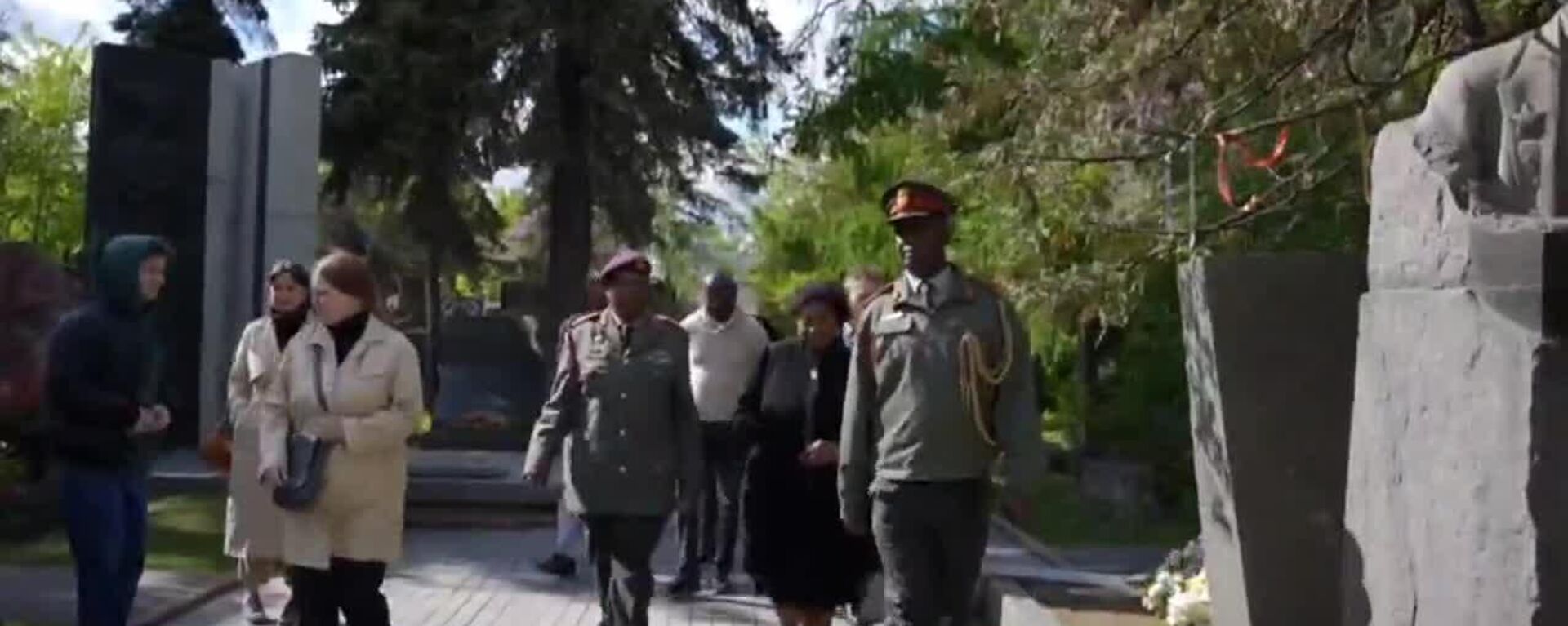 'To Know Where We Come From': South African Defense Minister Visits Freedom Fighter Grave in Moscow - Sputnik Africa, 1920, 10.05.2025