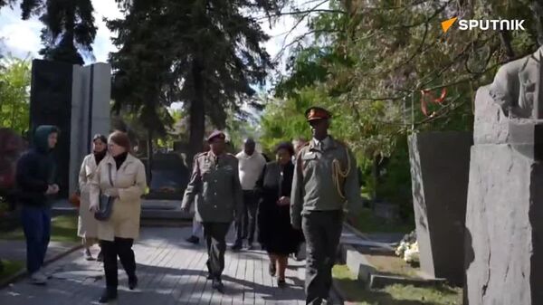'To Know Where We Come From': South African Defense Minister Visits Freedom Fighter Grave in Moscow - Sputnik Africa