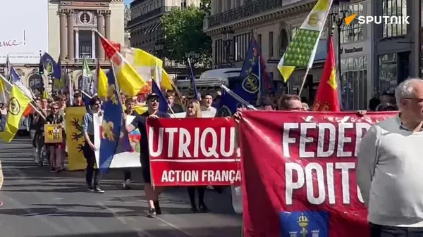 Tout le monde déteste la République : des royalistes défilent à Paris pour un hommage à l’héroïne de l'histoire de France, Jeanne d’Arc - Sputnik Afrique