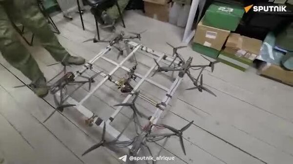Les forces russes créent une arme dévastatrice en assemblant plusieurs drones FPV sur une plateforme - Sputnik Afrique