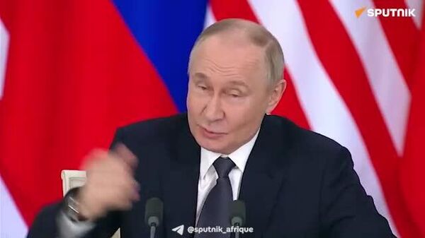 Pour qui est le troisième trône? Poutine pose une colle au Premier ministre malaisien en lui montrant le palais du Kremlin - Sputnik Afrique