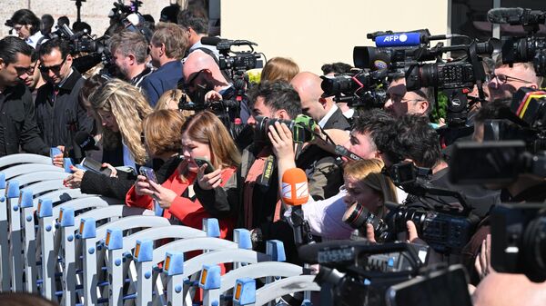 Journalists at the entrance to the Dolmabahce Palace in Istanbul ahead of talks between Russian and Ukrainian delegations - Sputnik Africa