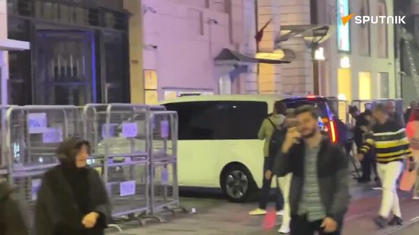 ▶ Une voiture de la délégation russe rentre dans le consulat général, vidéo faite par un correspondant de Sputnik - Sputnik Afrique