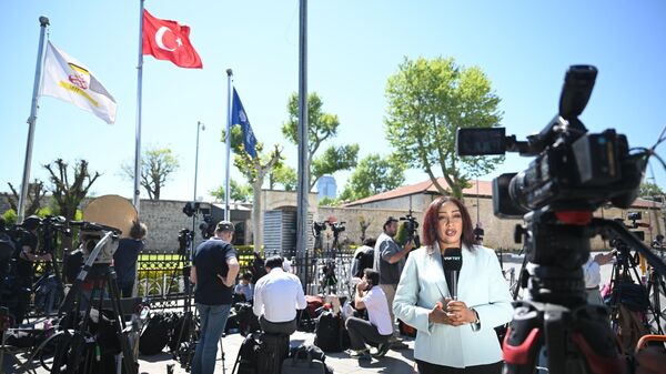 Journalists at the entrance to the Dolmabahce Palace in Istanbul ahead of negotiations between delegations from Russia and Ukraine. - Sputnik Africa