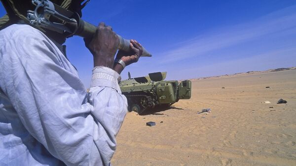 Un Tchadien avec un missile antichar, image d'illustration - Sputnik Afrique