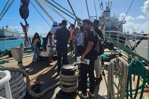 Russian Barque Krusenstern's Voyage Sparks Excitement as About 5,000 People Visit It in Mauritius Russian Barque Krusenstern's Voyage Sparks Excitement as About 5,000 People Visit It in Mauritius - Sputnik Africa