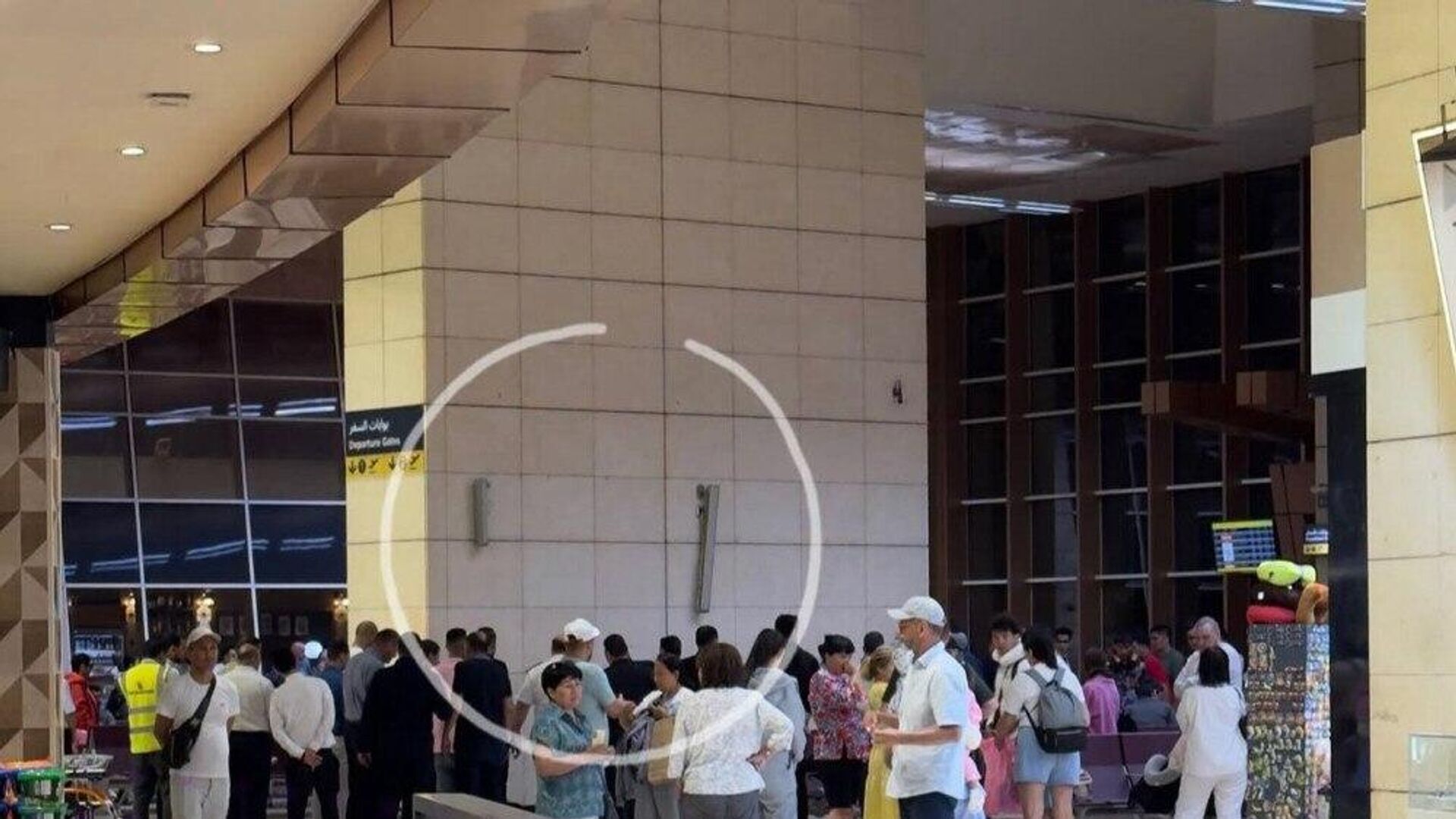 Billboard Falls on Passengers at Egyptian Sharm El Sheikh Airport, Killing One Billboard Falls on Passengers at Egyptian Sharm El Sheikh Airport, Killing One - Sputnik Africa, 1920, 18.05.2025