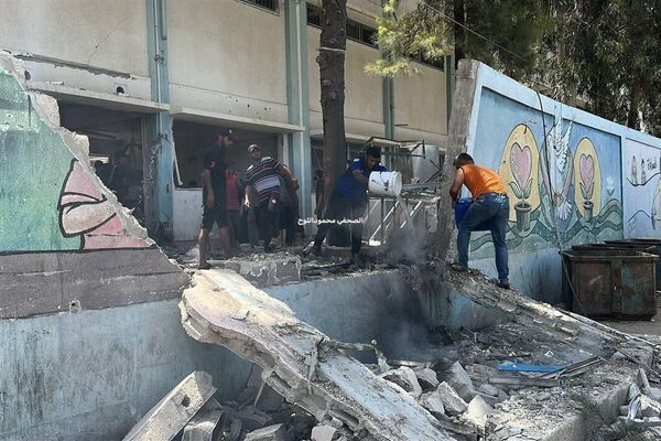 Israeli Airstrikes Hit Gaza School Sheltering Displaced Families, Causing Casualties Israeli Airstrikes Hit Gaza School Sheltering Displaced Families, Causing Casualties - Sputnik Africa