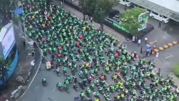 #viral | Taxi Drivers and Couriers Protest for Fair Pay and Rights in Indonesia - Sputnik Africa