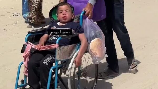 ▶ Un cri du cœur depuis Gaza: ce Palestinien, épuisé, s’effondre en poussant le fauteuil roulant de son petit neveu - Sputnik Afrique