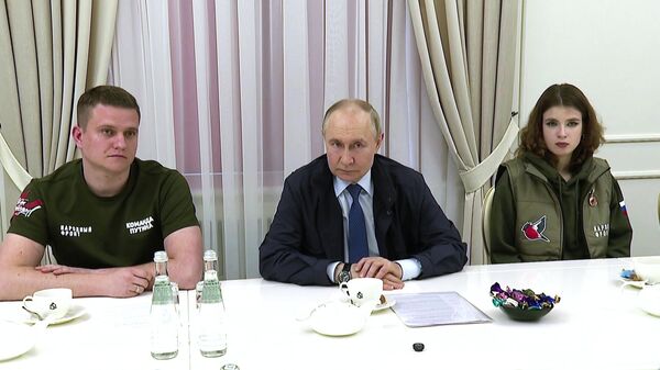 President Vladimir Putin talks to volunteers at the humanitarian headquarters in the Kursk Region. Freeze frame from the video. - Sputnik Africa