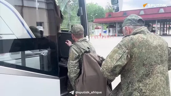 ▶ Bienvenue à la maison! Un nouveau groupe de militaires russes reviennent de captivité en Ukraine - Sputnik Afrique