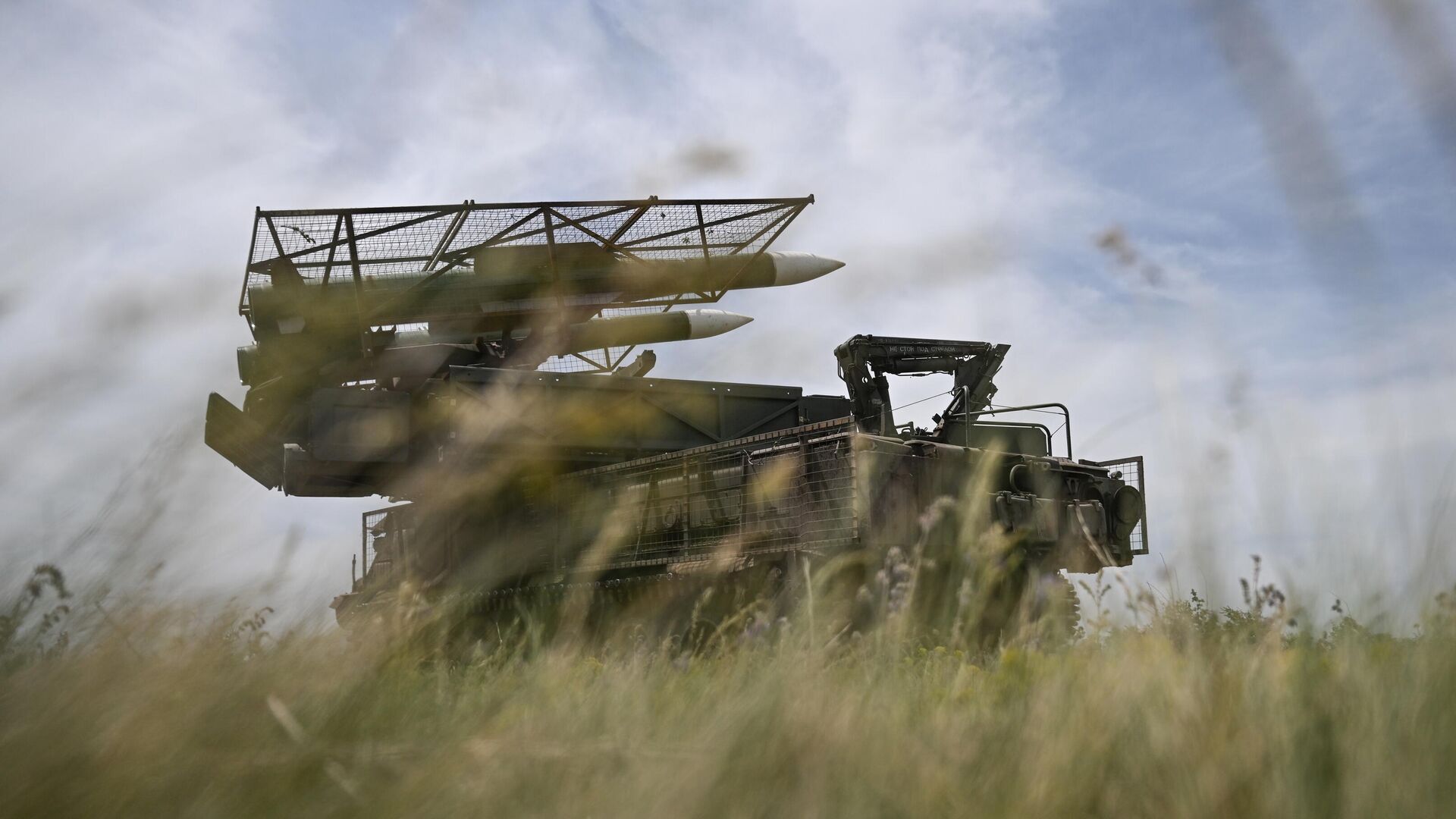 Combat duty of the Buk-M2 air defense missile system crews of the Center group of forces in the Krasnoarmeysk direction of the North Military District. Combat duty of the Buk-M2 air defense missile system crews of the Center group of forces in the Krasnoarmeysk direction of the North Military District. - Sputnik Africa, 1920, 27.05.2025