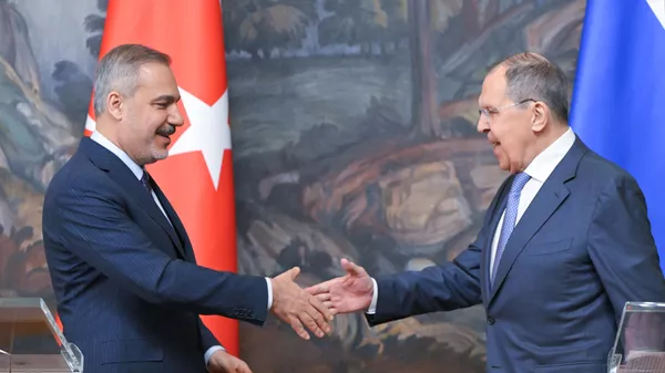 Sergueï Lavrov s'entretient avec son homologue turc Hakan Fidan - Sputnik Afrique