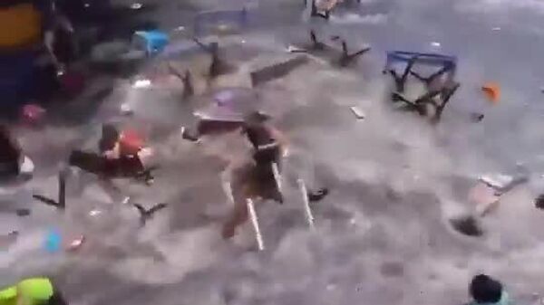 #viral | Chaos at Salvador Beach: Giant Waves Sweep Away People and Furniture - Sputnik Africa