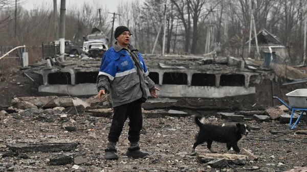 A man on the bridge over the river Sudzha, Kursk Region. - Sputnik Africa