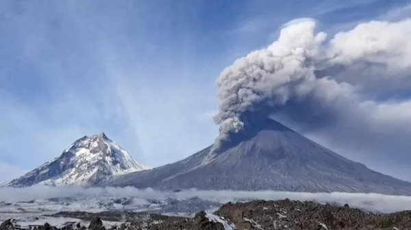 Le volcan Klioutchevskoï sur la péninsule du Kamtchatka est de nouveau en éruption - Sputnik Afrique