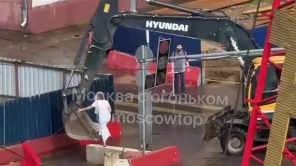 #viral |‍ Moscow Excavator Driver Becomes Unexpected Hero for Girl Trapped by Flood - Sputnik Africa