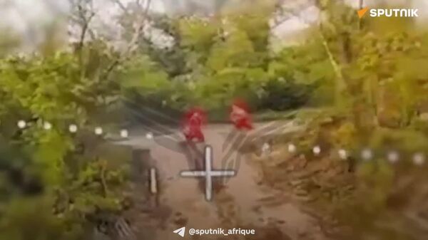 ▶ Un drone FPV russe traque et frappe un militaire ukrainien à moto malgré toutes ses manœuvres pour y échapper - Sputnik Afrique