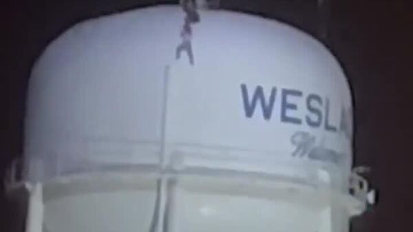 #viral | Sky-High Adventure Goes Wrong: Rescuers Rush to Save Climber Stuck on Texas Water Tower - Sputnik Africa