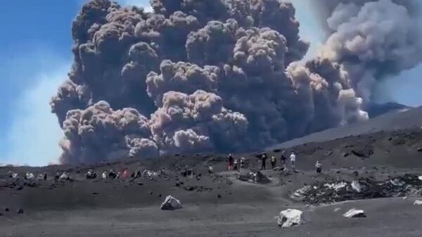 #viral | Tourists & Visitors Flee From Etna's Flow of Ash and Lava - Sputnik Africa