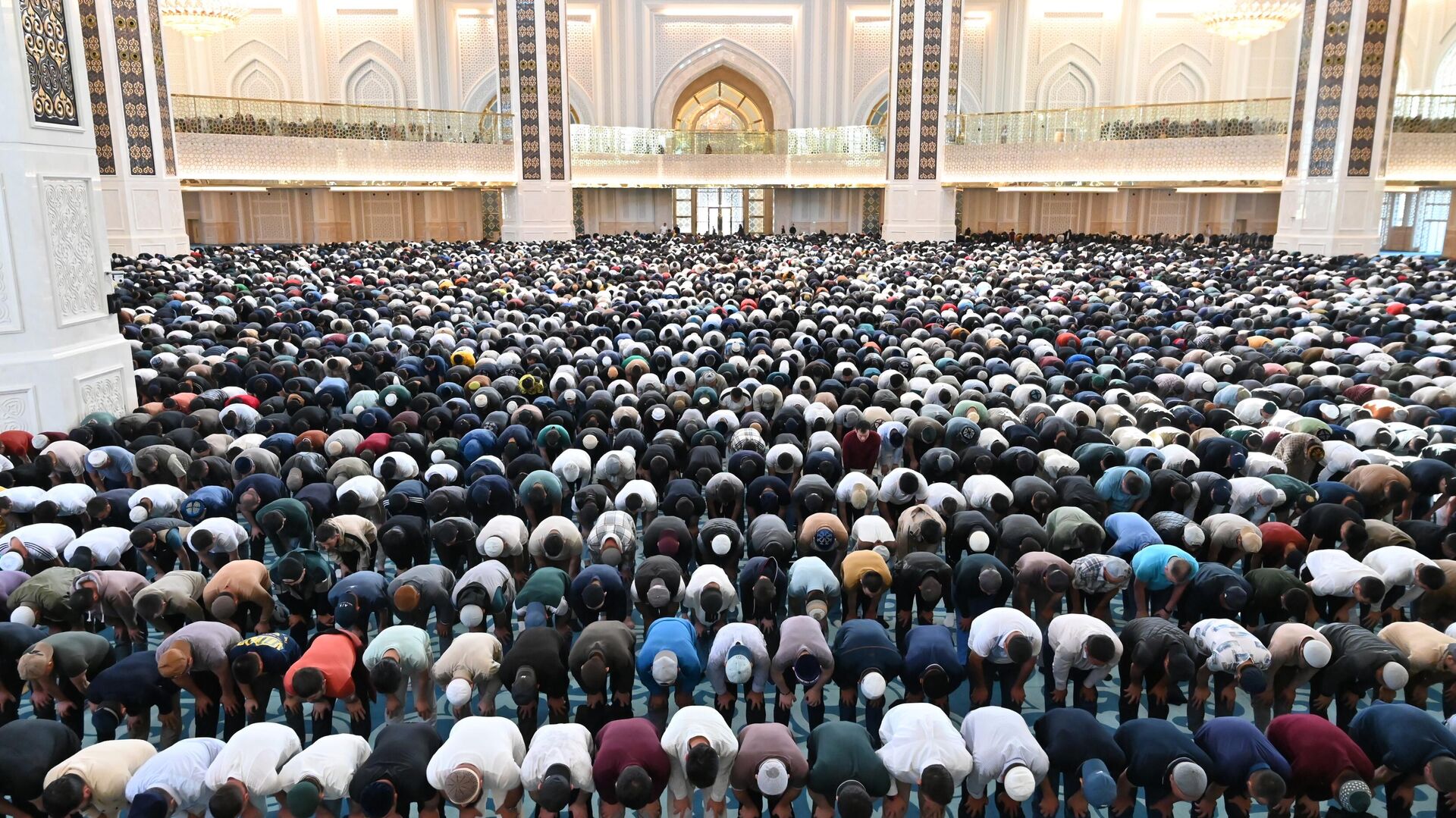 Believers at the Eid al-Adha holiday in the Nur-Astana mosque. - Sputnik Africa, 1920, 06.06.2025