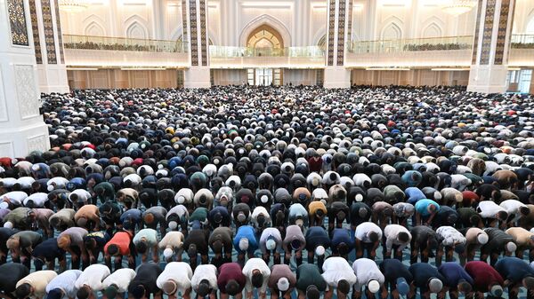 Believers at the Eid al-Adha holiday in the Nur-Astana mosque. - Sputnik Africa