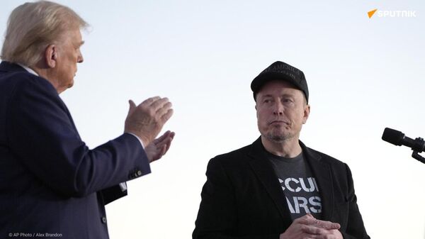 Donald Trump et Elon Musk se chamaillent comme deux gorilles, d’après le père de ce dernier - Sputnik Afrique