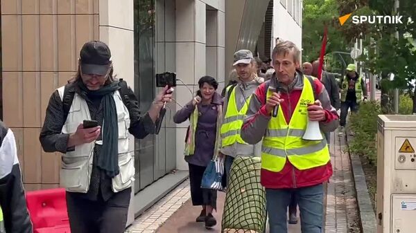 Toujours les mêmes façons de penser: à Paris, une manif contre les désinformations relatées par les grands médias - Sputnik Afrique