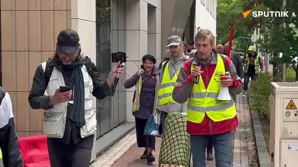 Toujours les mêmes façons de penser: à Paris, une manif contre les désinformations relatées par les grands médias - Sputnik Afrique