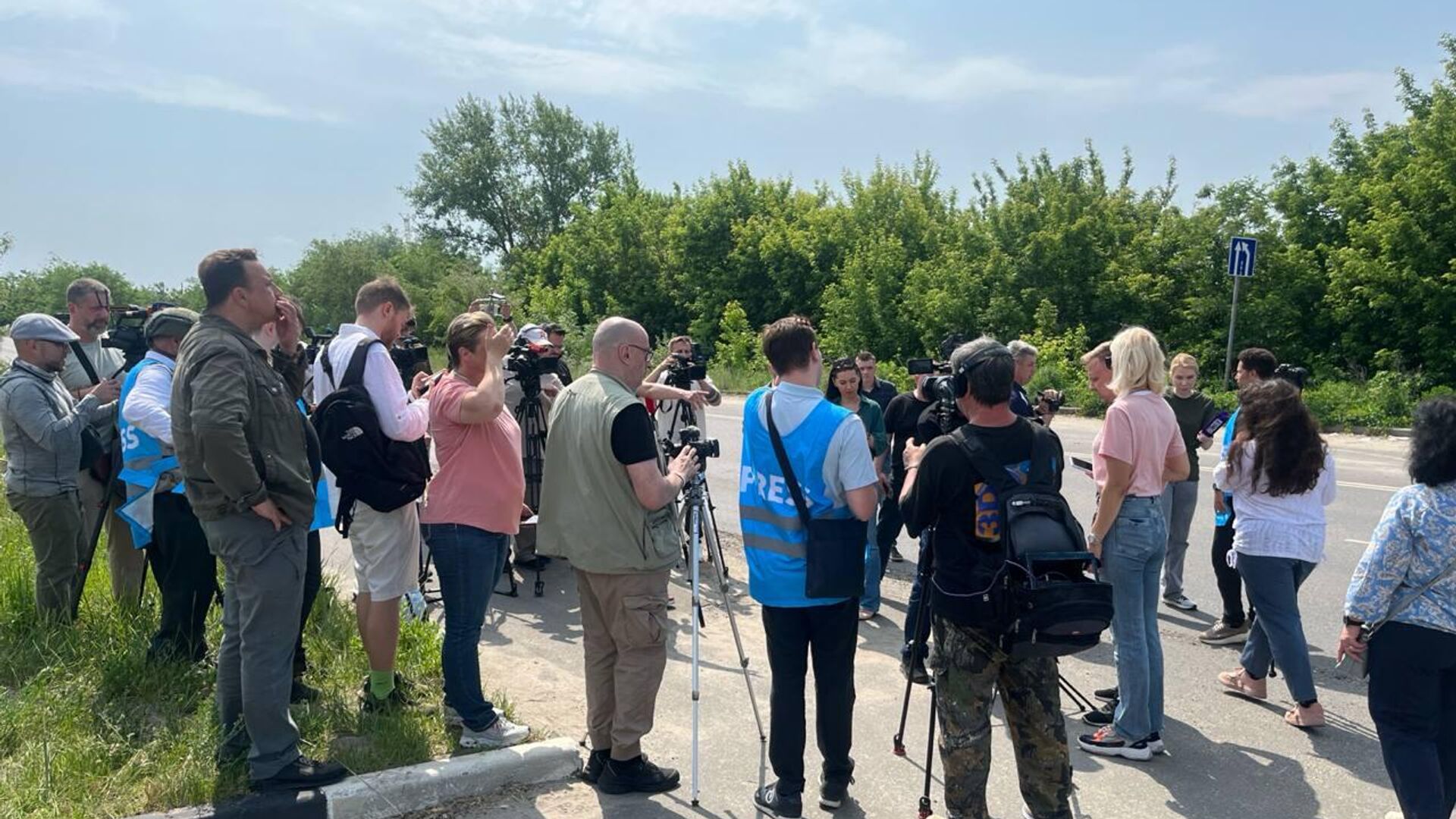 Des journalistes étrangers se sont rassemblés devant les conteneurs avec les corps de soldats ukrainiens, prises par un correspondant de Sputnik Afrique sur place, le 8 juin 2025 Des journalistes étrangers se sont rassemblés devant les conteneurs avec les corps de soldats ukrainiens, prises par un correspondant de Sputnik Afrique sur place, le 8 juin 2025 - Sputnik Afrique, 1920, 08.06.2025