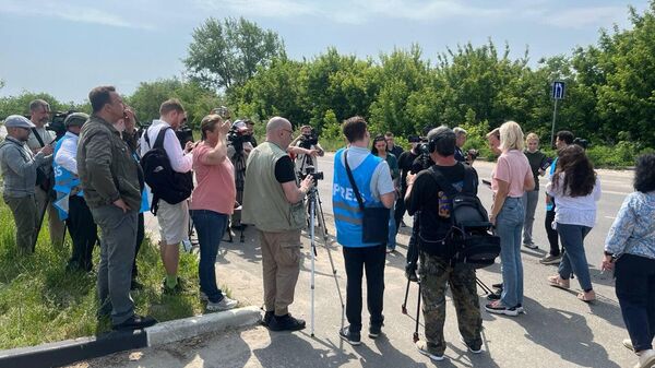 Footage of Journalists Who Came to Examine Refrigerated Trucks With Ukrainian Soldiers’ Bodies - Sputnik Africa