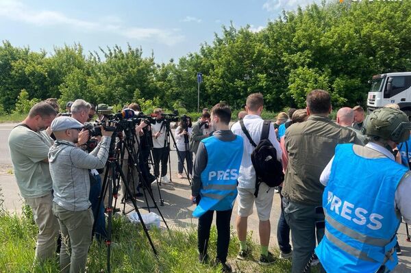 Footage of Journalists Who Came to Examine Refrigerated Trucks With Ukrainian Soldiers’ Bodies Footage of Journalists Who Came to Examine Refrigerated Trucks With Ukrainian Soldiers’ Bodies - Sputnik Africa