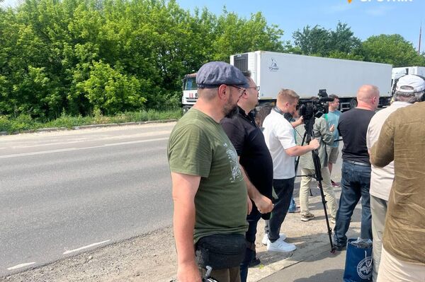 Footage of Journalists Who Came to Examine Refrigerated Trucks With Ukrainian Soldiers’ Bodies Footage of Journalists Who Came to Examine Refrigerated Trucks With Ukrainian Soldiers’ Bodies - Sputnik Africa