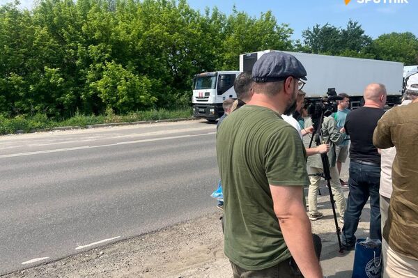 Footage of Journalists Who Came to Examine Refrigerated Trucks With Ukrainian Soldiers’ Bodies Footage of Journalists Who Came to Examine Refrigerated Trucks With Ukrainian Soldiers’ Bodies - Sputnik Africa