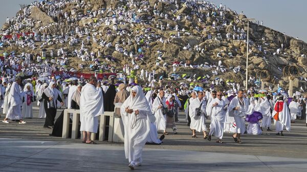 Des pèlerins musulmans se rassemblent au sommet de la colline rocheuse connue sous le nom de Montagne de la Miséricorde, dans la plaine d'Arafat, lors du pèlerinage annuel du Hajj près de la ville sainte de La Mecque, en Arabie saoudite, le jeudi 5 juin 2025. (AP Photo/Amr Nabil) - Sputnik Afrique
