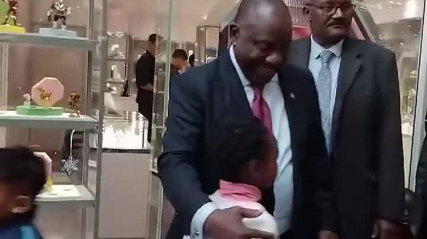 #viral | Leadership in Little Things: Ramaphosa Stops to Tie Girl’s Shoelaces in Cape Town - Sputnik Africa