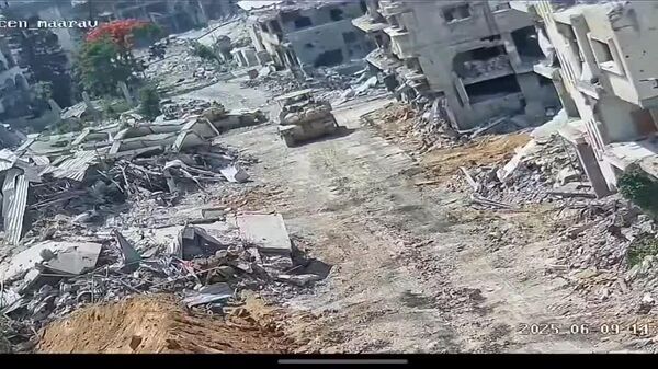 #viral | Palestinian Plants Explosive on Israeli Tank in Gaza - Sputnik Africa